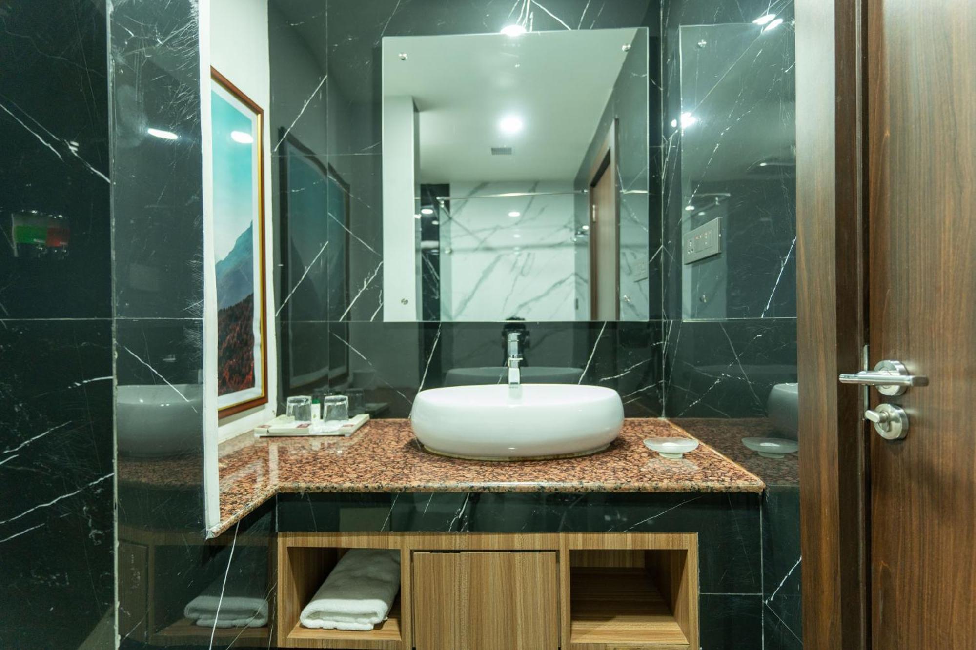 Hotel Mechi Crown Kakarvitta 外观 照片
